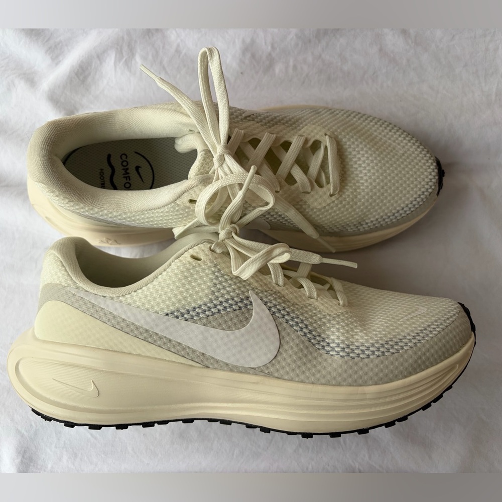 Nike Women's Revolution 8 running shoes Sz 7 Like New White/ Cream